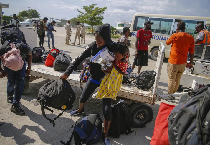 Biden supera Trump ao deportar milhares de haitianos em velocidade não vista há décadas