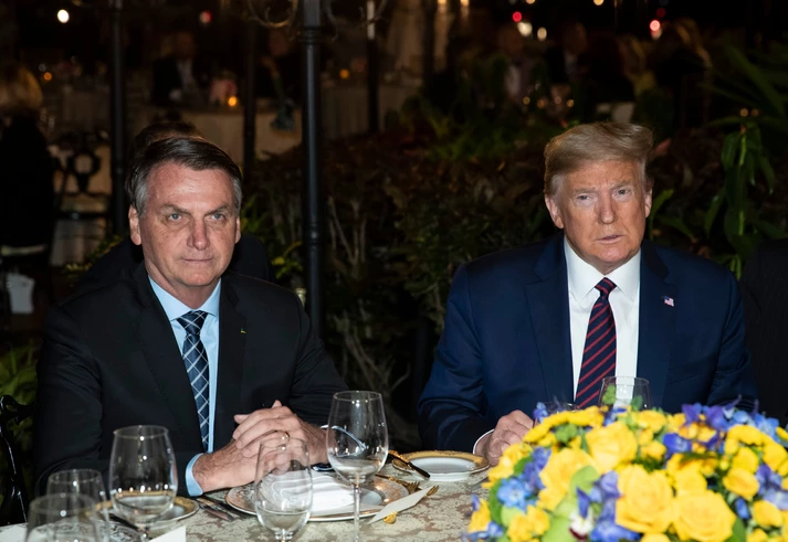 Bolsonaro burla decreto de Trump que proíbe entrada nos EUA devido à covid-19 para contrabandear Abraham Weintraub para o país Bolsonaro burla decreto de Trump que proíbe entrada nos EUA devido à covid-19 para contrabandear Abraham Weintraub para o país