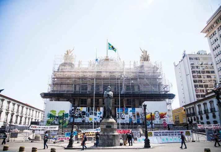 Apesar do conflito nas ruas do centro da cidade, a sessão aconteceu e as medidas começaram a ser votadas. Apesar do conflito nas ruas do centro da cidade, a sessão aconteceu e as medidas começaram a ser votadas.