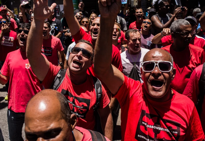 Apesar do conflito nas ruas do centro da cidade, a sessão aconteceu e as medidas começaram a ser votadas. Apesar do conflito nas ruas do centro da cidade, a sessão aconteceu e as medidas começaram a ser votadas.