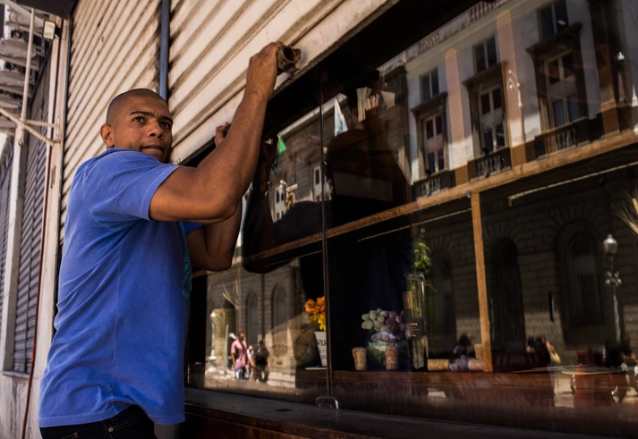 Apesar do conflito nas ruas do centro da cidade, a sessão aconteceu e as medidas começaram a ser votadas. Apesar do conflito nas ruas do centro da cidade, a sessão aconteceu e as medidas começaram a ser votadas.