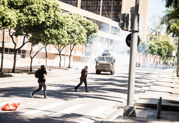 Apesar do conflito nas ruas do centro da cidade, a sessão aconteceu e as medidas começaram a ser votadas. Apesar do conflito nas ruas do centro da cidade, a sessão aconteceu e as medidas começaram a ser votadas.
