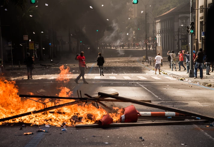 Apesar do conflito nas ruas do centro da cidade, a sessão aconteceu e as medidas começaram a ser votadas. Apesar do conflito nas ruas do centro da cidade, a sessão aconteceu e as medidas começaram a ser votadas.