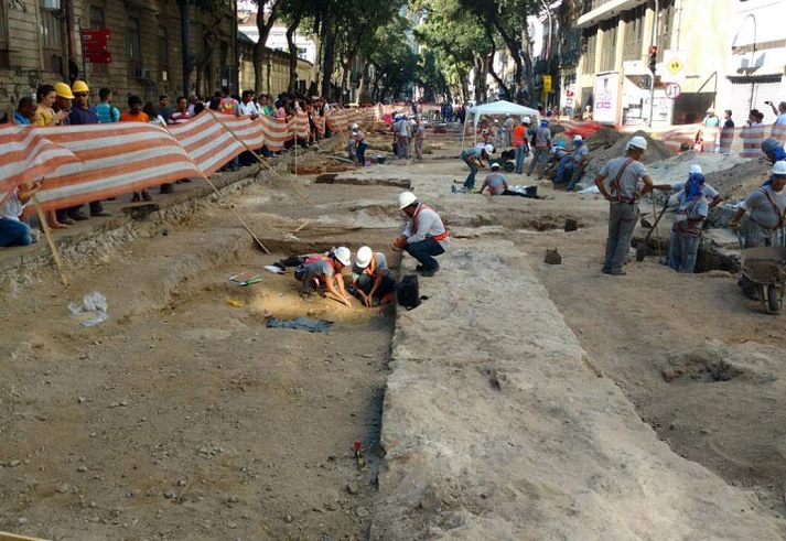 Está aqui, sob o VLT, o cemitério de escravos que a prefeitura do Rio dizia ser ‘especulação’