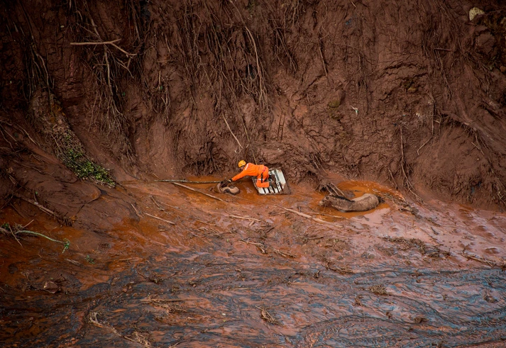 ‘Uma lama densa descia como um tsunami’: bombeiro relata em novo livro resgate de Mariana