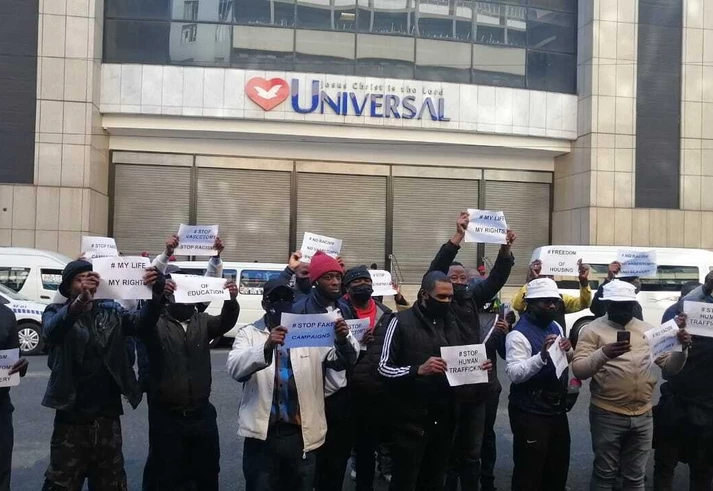 Ex-pastores e bispos organizam revolta contra Igreja Universal na África do Sul – para onde Bolsonaro quer nomear Crivella Ex-pastores e bispos organizam revolta contra Igreja Universal na África do Sul – para onde Bolsonaro quer nomear Crivella