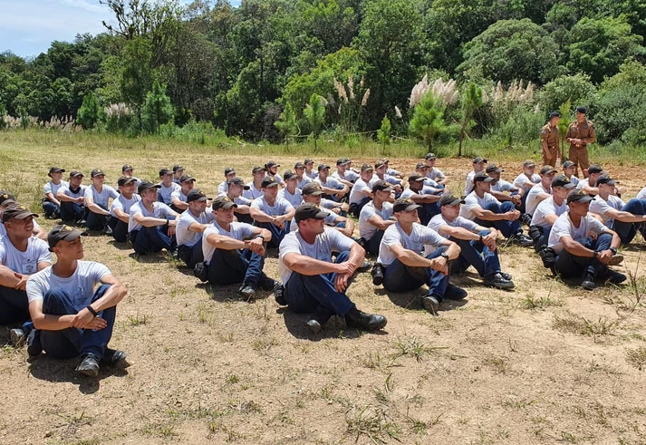PM esconde surto de covid-19 em academia militar e mantém alunos aglomerados no Paraná