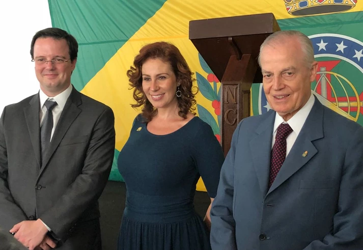 Carla Zambelli e sua turma de monarquistas se aliaram a Bolsonaro para revogar avanços do século 20