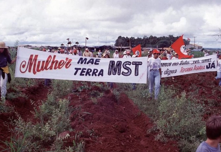 Masp usa capa decolonial, mas veta fotos do MST e trabalho de curadora indígena