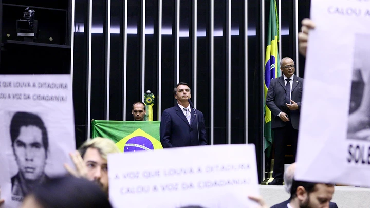 Em 2014, o deputado Jair Bolsonaro causou confusão na Câmara ao homenagear militares em sessão solene que lembrou os 50 anos do golpe. Em 2014, o deputado Jair Bolsonaro causou confusão na Câmara ao homenagear militares em sessão solene que lembrou os 50 anos do golpe.
