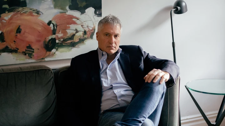 Steven Donziger senta-se para retrato em sua casa em Manhattan, Nova York, onde está em prisão domiciliar. Steven Donziger senta-se para retrato em sua casa em Manhattan, Nova York, onde está em prisão domiciliar.