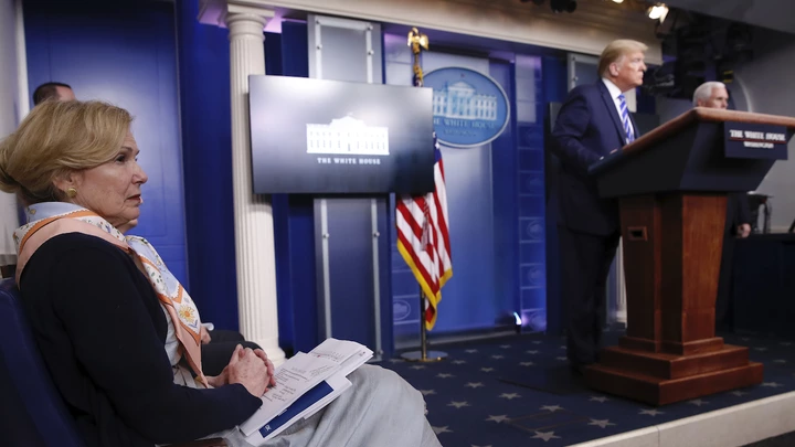 A doutora Deborah Brix, coordenadora da resposta ao coronavírus da Casa Branca, observou enquanto Donald Trump divagava sobre possíveis curas para o covid-19 na quinta-feira. A doutora Deborah Brix, coordenadora da resposta ao coronavírus da Casa Branca, observou enquanto Donald Trump divagava sobre possíveis curas para o covid-19 na quinta-feira.