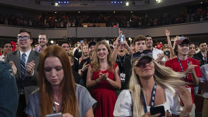 Jovens republicanos aplaudiram quando o presidente Donald Trump chegou para um comício na Igreja Dream City, em Phoenix, no Arizona, na terça-feira. Jovens republicanos aplaudiram quando o presidente Donald Trump chegou para um comício na Igreja Dream City, em Phoenix, no Arizona, na terça-feira.