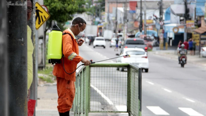 Funcionário da prefeitura desinfeta rua de Manaus. Nenhuma outra cidade do Amazonas, maior estado brasileiro, tem leitos de UTI. Na capital, 95% deles já estão ocupados. Funcionário da prefeitura desinfeta rua de Manaus. Nenhuma outra cidade do Amazonas, maior estado brasileiro, tem leitos de UTI. Na capital, 95% deles já estão ocupados.