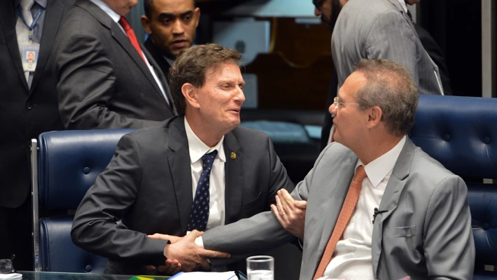 Brasília - O senador Marcelo Crivella e o presidente do Senado, Renan Calheiros, durante sessão plenária onde os senadores voltaram a discutir o PLS 131/2015, que muda a participação da Petrobras no pré-sal (Fabio Rodrigues Pozzebom/Agência Brasil)