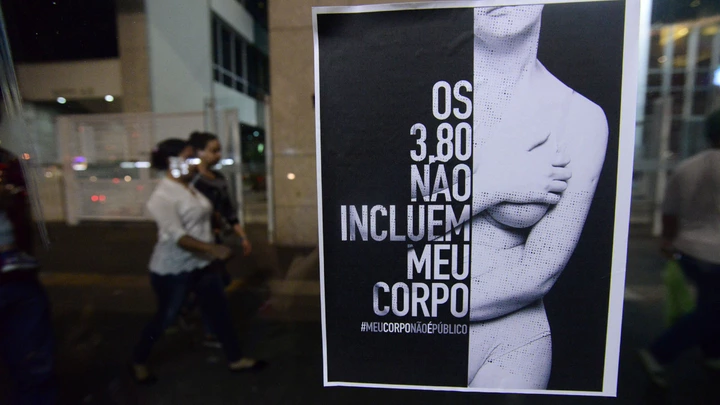 SÃO PAULO, SP, 04.09.2017: PROTESTO-SP: Cartazes protestam contra os recentes casos de assédio sexual, estupro e violência, nesta segunda-feira (4) na avenida Paulista em São Paulo. (Foto: Cris Faga/Fox Press Photo/Folhapress)