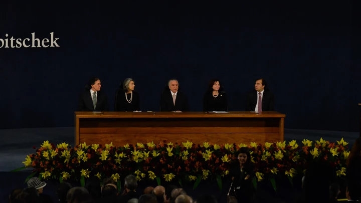 BRASÍLIA, DF - 18.09.2017: POSSE DE RAQUEL DODGE - Eunicio Oliveira, presidente do Senado Federal, Carmén Lucia, presidente do STF, Michel Temer, presidente da república, a nova Procuradora Geral da República, Raquel Dodge, e o presidente da câmara dos deputados, Rodrigo Maia, durante cerimônia de posse realizada no auditório da PGR, nesta segunda (18), em Brasília, DF. (Foto: Demétrius Abrahão /Fotoarena/Folhapress) ORG XMIT: 1391363 BRASÍLIA, DF - 18.09.2017: POSSE DE RAQUEL DODGE - Eunicio Oliveira, presidente do Senado Federal, Carmén Lucia, presidente do STF, Michel Temer, presidente da república, a nova Procuradora Geral da República, Raquel Dodge, e o presidente da câmara dos deputados, Rodrigo Maia, durante cerimônia de posse realizada no auditório da PGR, nesta segunda (18), em Brasília, DF. (Foto: Demétrius Abrahão /Fotoarena/Folhapress) ORG XMIT: 1391363