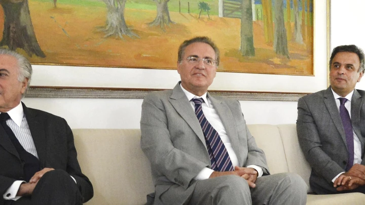 Brasília -O presidente do Senado, senador Renan Calheiros, recebe o vice-presidente da República, Michel Temer e o senador Aécio Neves (Antonio Cruz/Agência Brasil) Brasília -O presidente do Senado, senador Renan Calheiros, recebe o vice-presidente da República, Michel Temer e o senador Aécio Neves (Antonio Cruz/Agência Brasil)