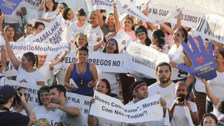NATAL, RN, 21.09.2017: PROTESTO-RN - O grupo Movimento Brasil Livre (MBL), organização não governamental de ativismo político, convocou uma manifestação em Natal na tarde desta quinta-feira (21), em frente à sede do Ministério Público do Trabalho (MPT). A manifestação tem por objetivo mostrar apoio à empresa Guararapes, do empresário Flávio Rocha, controladora das lojas Riachuelo. (Foto: Nuno Guimarães/FramePhoto/Folhapress) NATAL, RN, 21.09.2017: PROTESTO-RN - O grupo Movimento Brasil Livre (MBL), organização não governamental de ativismo político, convocou uma manifestação em Natal na tarde desta quinta-feira (21), em frente à sede do Ministério Público do Trabalho (MPT). A manifestação tem por objetivo mostrar apoio à empresa Guararapes, do empresário Flávio Rocha, controladora das lojas Riachuelo. (Foto: Nuno Guimarães/FramePhoto/Folhapress)