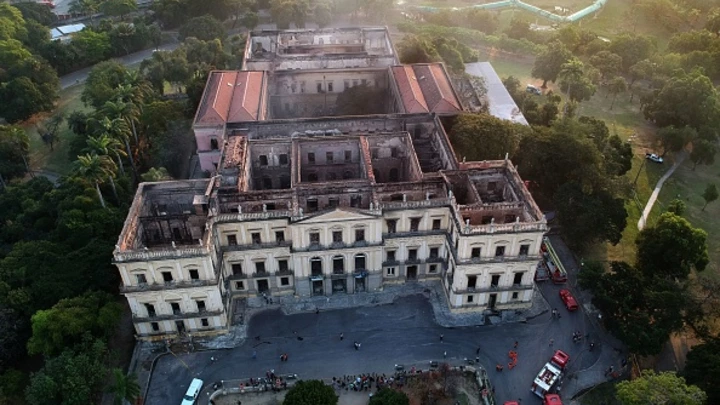 Foto feita com auxílio de um drone mostra a destruição no Museu Nacional causada pelo incêndio ocorrido dia 2.