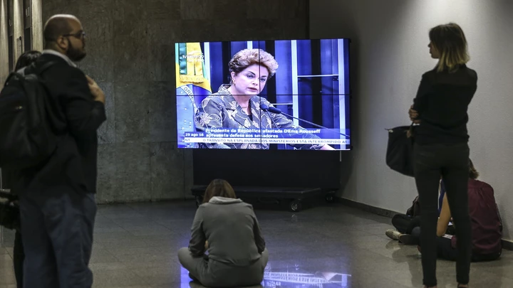 Brasília - Jornalistas acompanham a presidenta afastada Dilma Rousseff fazer sua defesa diante dos Senadores durante sessão de julgamento do impeachment. (Antonio Cruz/Agência Brasil) Brasília - Jornalistas acompanham a presidenta afastada Dilma Rousseff fazer sua defesa diante dos Senadores durante sessão de julgamento do impeachment. (Antonio Cruz/Agência Brasil)