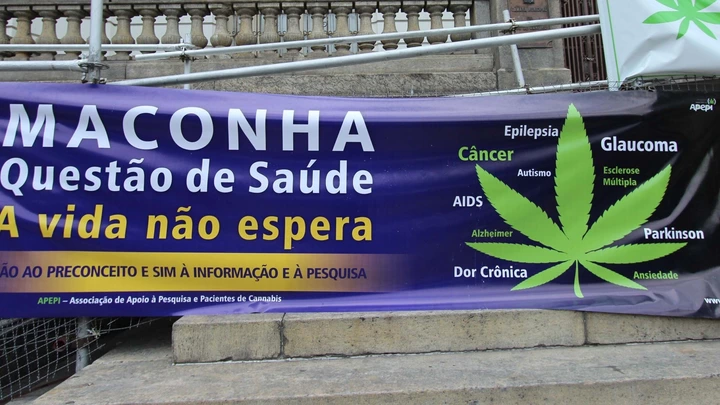 RIO DE JANEIRO,RJ,27.11.2017:DIA-MACONHA-MEDICINAL-PROTESTO-ATIVISTAS - Protesto de ativistas no Dia Nacional Maconha Medicinal, centro do Rio de Janeiro (RJ), nesta segunda-feira (27). Concentração na Praça da Cinelândia. (Foto: jose lucena/Futura Press/Folhapress) RIO DE JANEIRO,RJ,27.11.2017:DIA-MACONHA-MEDICINAL-PROTESTO-ATIVISTAS - Protesto de ativistas no Dia Nacional Maconha Medicinal, centro do Rio de Janeiro (RJ), nesta segunda-feira (27). Concentração na Praça da Cinelândia. (Foto: jose lucena/Futura Press/Folhapress)