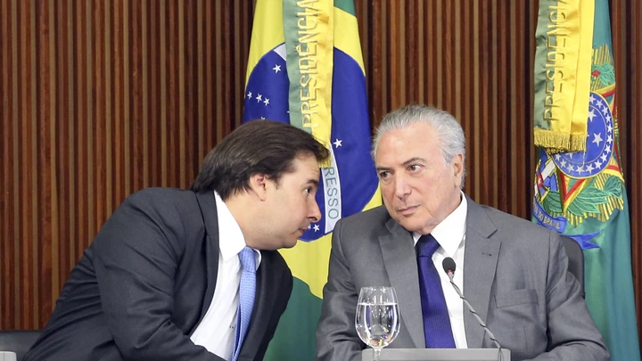 Brasília - Os presidente da Câmara, Rodrigo Maia e o presidente Michel Temer durante reunião de líderes da base aliada na Câmara e Senado (Antonio Cruz/Agência Brasil) Brasília - Os presidente da Câmara, Rodrigo Maia e o presidente Michel Temer durante reunião de líderes da base aliada na Câmara e Senado (Antonio Cruz/Agência Brasil)