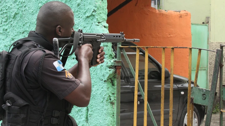 RIO DE JANEIRO,RJ,01.02.2018:TIROTEIO-CIDADE-DEUS-POLICIAMENTO - Policiamento reforçado na Cidade de Deus, no Rio de Janeiro (RJ), na manhã desta quinta-feira (1). Moradores da comunidade voltaram a relatar tiroteios hoje pela manhã. A Linha Amarela foi novamente interditada. O policiamento está reforçado na região desde quarta (31), quando três suspeitos morreram em confronto com a polícia. (Foto: jose lucena/Futura Press/Folhapress) RIO DE JANEIRO,RJ,01.02.2018:TIROTEIO-CIDADE-DEUS-POLICIAMENTO - Policiamento reforçado na Cidade de Deus, no Rio de Janeiro (RJ), na manhã desta quinta-feira (1). Moradores da comunidade voltaram a relatar tiroteios hoje pela manhã. A Linha Amarela foi novamente interditada. O policiamento está reforçado na região desde quarta (31), quando três suspeitos morreram em confronto com a polícia. (Foto: jose lucena/Futura Press/Folhapress)
