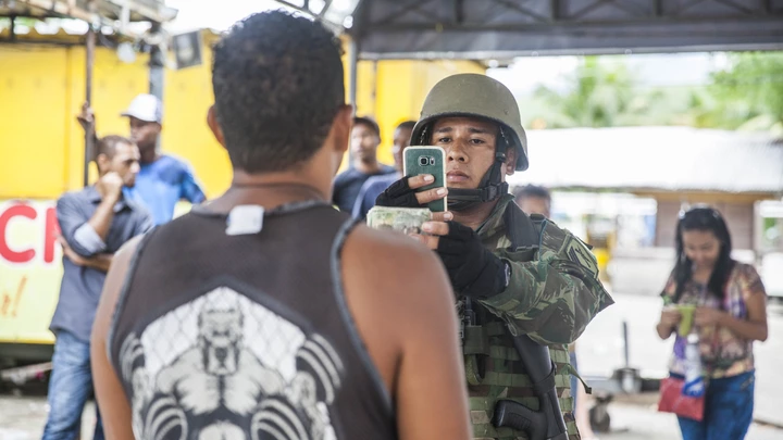 RIO DE JANEIRO - RJ - 23.02.2018 - Militares registram dados de moradores da Vila Kennedy, zona oeste do Rio. (Foto: Danilo Verpa/Folhapress)