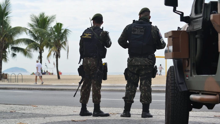 RIO DE JANEIRO, RJ, 02.04.2018: SEGURANÇA-RIO - Exército patrulha a orla da praia de Copacabana, no Rio de Janeiro, nesta segunda-feira. (Foto: Erbs Jr./Agif/Folhapress)