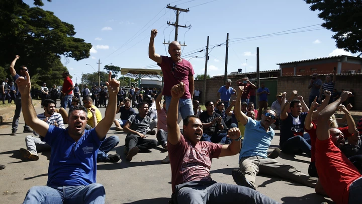 Motoboys e motoristas da Uber fazem protesto em frente à distribuidora de combustíveis no SIA (setor de indústria e abastecimento), em Brasília, DF. Motoboys e motoristas da Uber fazem protesto em frente à distribuidora de combustíveis no SIA (setor de indústria e abastecimento), em Brasília, DF.