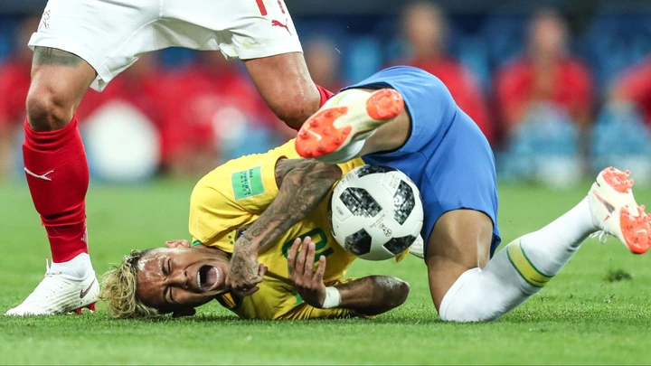 Neymar deveria aprender a lição de Guardiola: quem segura demais a bola dá mole para botinudo