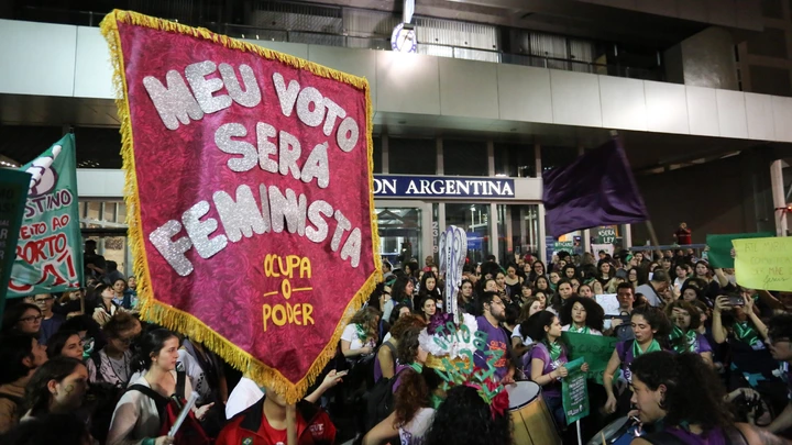 SÃO PAULO, SP, 08.08.2018: PROTESTO-ABORTO-SP - Mulheres de diversos movimentos sociais participam de um protesto à favor da legalização do aborto na frente do consulado da Argentina, na avenida Paulista, região central de São Paulo, nesta quarta-feira, 08. O grupo luta pela legalização do aborto e o controle da escolha de decidir sobre o destino do próprio corpo. (Foto: Fábio Vieira/FotoRua/Folhapress) SÃO PAULO, SP, 08.08.2018: PROTESTO-ABORTO-SP - Mulheres de diversos movimentos sociais participam de um protesto à favor da legalização do aborto na frente do consulado da Argentina, na avenida Paulista, região central de São Paulo, nesta quarta-feira, 08. O grupo luta pela legalização do aborto e o controle da escolha de decidir sobre o destino do próprio corpo. (Foto: Fábio Vieira/FotoRua/Folhapress)