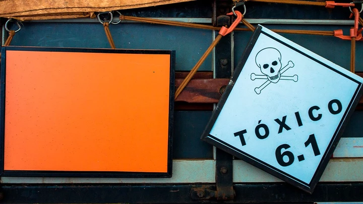 Placas na traseira de caminhão indicam transporte de produtos químicos (laranja) e de produto tóxico, em carga de defensivos agrícolas (agrotóxico), em Orlândia, SP.