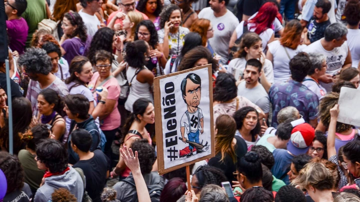 Mulheres realizam protesto contra o candidato a presidencia do Brasil, Jair Bolsonaro (PSL) e usam o termo que viralizou nas redes sociais #EleNao no bairro da Cinelândia, centro do Rio de Janeiro neste sábado, 29.