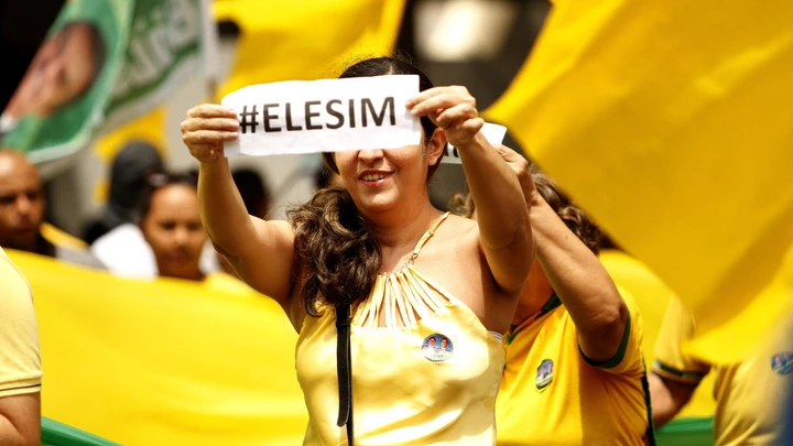 Manifesto em apoio ao presidenciável Jair Bolsonaro, é realizado um dia depois do grande ato intitulado "#EleNão", organizado por mulheres de várias cidades brasileiras que não apoiam o referido candidato, levando também milhares de pessoas às ruas. Segundo o a Polícia Militar, que acompanha a intensa movimentação, a expectativa é que 15 mil pessoas participem do manifesto - (Foto: Raimundo Paccó/FramePhoto/Folhapress) Manifesto em apoio ao presidenciável Jair Bolsonaro, é realizado um dia depois do grande ato intitulado "#EleNão", organizado por mulheres de várias cidades brasileiras que não apoiam o referido candidato, levando também milhares de pessoas às ruas. Segundo o a Polícia Militar, que acompanha a intensa movimentação, a expectativa é que 15 mil pessoas participem do manifesto - (Foto: Raimundo Paccó/FramePhoto/Folhapress)