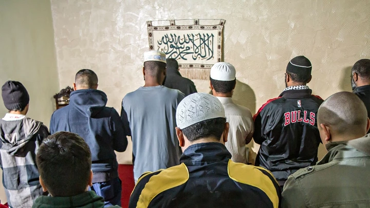 Muçulmanos rezam na inauguração da Mesquita Summayah Bint Khayyat, em Embu das Artes, em julho de 2016.