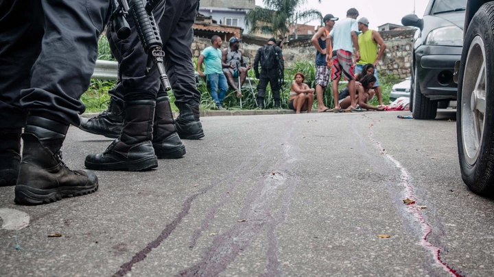RIO DE JANEIRO,RJ,01.10.2018:OPERAÇÃO-MORRO-DO-ADEUS - O adolescente Anderson Domingos de 17 anos, foi morto durante operação de policiais no Complexo do Alemão no Rio de Janeiro (RJ), nesta segunda-feira (01). O objetivo da operação é localizar o esconderijos de criminosos, armas e drogas. Um suspeito ficou ferido e foi levado por policiais militares para o Hospital Estadual Getúlio Vargas. (Foto: Renato Moura/Futura Press/Folhapress) RIO DE JANEIRO,RJ,01.10.2018:OPERAÇÃO-MORRO-DO-ADEUS - O adolescente Anderson Domingos de 17 anos, foi morto durante operação de policiais no Complexo do Alemão no Rio de Janeiro (RJ), nesta segunda-feira (01). O objetivo da operação é localizar o esconderijos de criminosos, armas e drogas. Um suspeito ficou ferido e foi levado por policiais militares para o Hospital Estadual Getúlio Vargas. (Foto: Renato Moura/Futura Press/Folhapress)