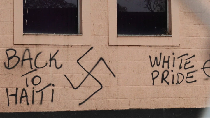 Pichações nazistas e ameaças xenofóbicas contra haitianos apareceram nesta semana em dois lugares próximos ao Parque Portugal, na Lagoa do Taquaral, em Campinas. Elas estão em uma casa particular ao lado do Largo do Café e também em um poste de luz no entorno da lagoa. Pichações nazistas e ameaças xenofóbicas contra haitianos apareceram nesta semana em dois lugares próximos ao Parque Portugal, na Lagoa do Taquaral, em Campinas. Elas estão em uma casa particular ao lado do Largo do Café e também em um poste de luz no entorno da lagoa.