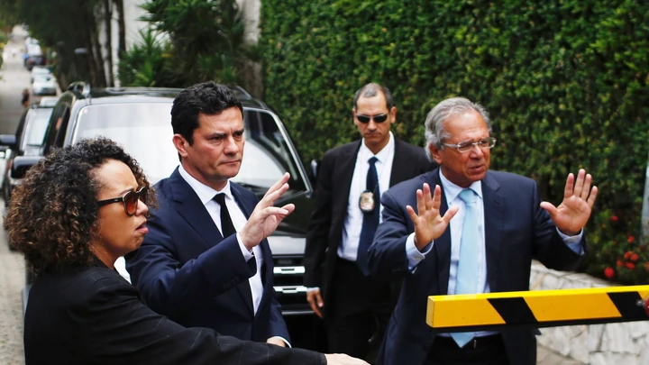 Antes de assumir, os futuros ministros Paulo Guedes e Sergio Moro comentaram a possibilidade de deixar seus cargos. Antes de assumir, os futuros ministros Paulo Guedes e Sergio Moro comentaram a possibilidade de deixar seus cargos.