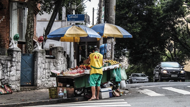 Ambulante com barraca de frutas no bairro de Perdizes, zona oeste de São Paulo.