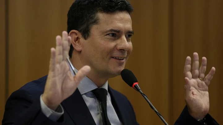 O ministro da Justiça, Sergio Moro, parece ter se rendido ao radicalismo do chefe ao apresentar projeto de lei anticrimes. O ministro da Justiça, Sergio Moro, parece ter se rendido ao radicalismo do chefe ao apresentar projeto de lei anticrimes.