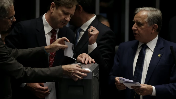 Senadores colocam cédulas de votação no triturador de papel após suspeita de fraude no processo de votação. Senadores colocam cédulas de votação no triturador de papel após suspeita de fraude no processo de votação.