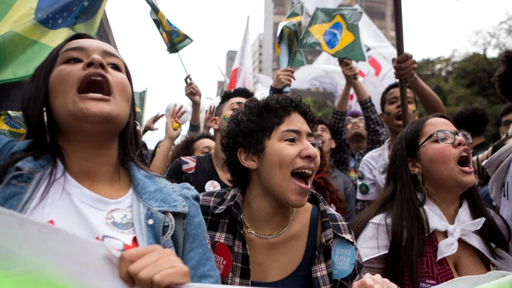Estudantes protestam em defesa da educação em frente ao Museu de Arte de São Paulo, na avenida Paulista, em São Paulo, no dia 13 de agosto. Os estudantes defendem ainda a autonomia das universidades e são contrários ao programa Future-se, do Ministério da Educação.