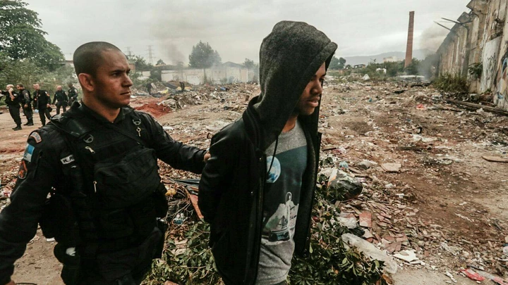 Jornalistas do Voz da Comunidade são presos e agredidos pela Polícia Militar por fazer jornalismo Jornalistas do Voz da Comunidade são presos e agredidos pela Polícia Militar por fazer jornalismo