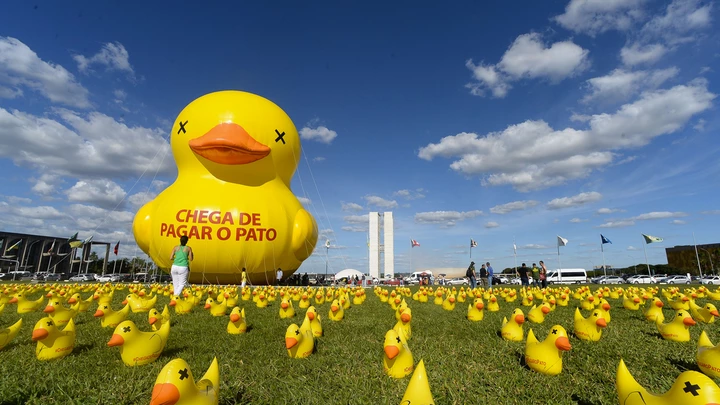 Em 2016, protesto patrocinado pela FIESP com o tema "chega de pagar o pato", na Esplanada dos Ministérios, em Brasília. Em 2016, protesto patrocinado pela FIESP com o tema "chega de pagar o pato", na Esplanada dos Ministérios, em Brasília.
