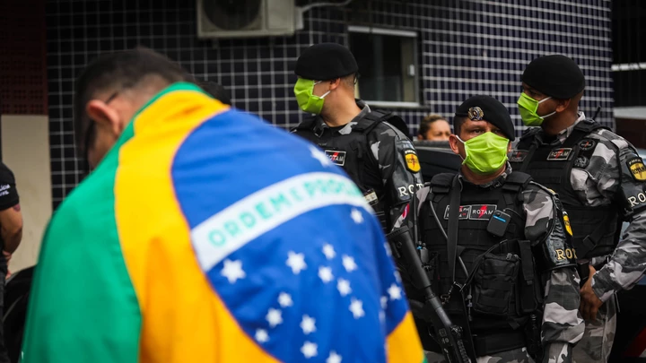 BELÉM, PA - 29.03.2020: CARREATA EM BELÉM - Carreata "Brasi pode pode parar" pelas ruas de Belém nesta manhã de domingo(29), promovidaapoiadores do presidente Jate Jair Bolsonaro. Descumpriram a ordem do governador Hélder Barbalho e medidas de segurança sanitária contra o COVID 19(coronavirus), polícia foi acionada para impedir a carreata, manifestantes foram conduzidos para a delegacia. (Foto: Filipe Bispo /Fotoarena/Folhapress) ORG XMIT: 1899356