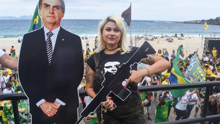Sarah Winter, ex ativista e ex feminista,participa de um ato a favor do candidato a presidente do Brasil, Jair Bolsonaro, em 29 de setembro de 2018, na praia de Copacabana, na zona sul do Rio de Janeiro.