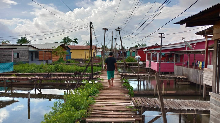 MACAPA, AMAPA, 11-11-2020  -  Ponte da rua 10, no bairro de Congós, em Macapá. Em uma única ponte, vivem entre 200 e 300 famílias. Congós tem 24 pontes, chamadas áreas de ressaca, com casas de madeira erguidas sobre a água parada de um lago.  ( Foto: Vinicius Sassine/Folhapress ) MACAPA, AMAPA, 11-11-2020  -  Ponte da rua 10, no bairro de Congós, em Macapá. Em uma única ponte, vivem entre 200 e 300 famílias. Congós tem 24 pontes, chamadas áreas de ressaca, com casas de madeira erguidas sobre a água parada de um lago.  ( Foto: Vinicius Sassine/Folhapress )