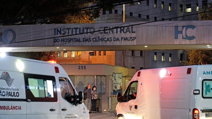 SÃO PAULO, SP, 14.04.2020 - Ambulâncias chegam na unidade reservada para pacientes da Covid-19 no Hospital das Clínicas, na zona oeste de São Paulo.  (Foto: Mathilde Missioneiro/Folhapress)